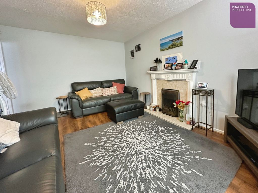 Property photo 3 of 16 Lounge