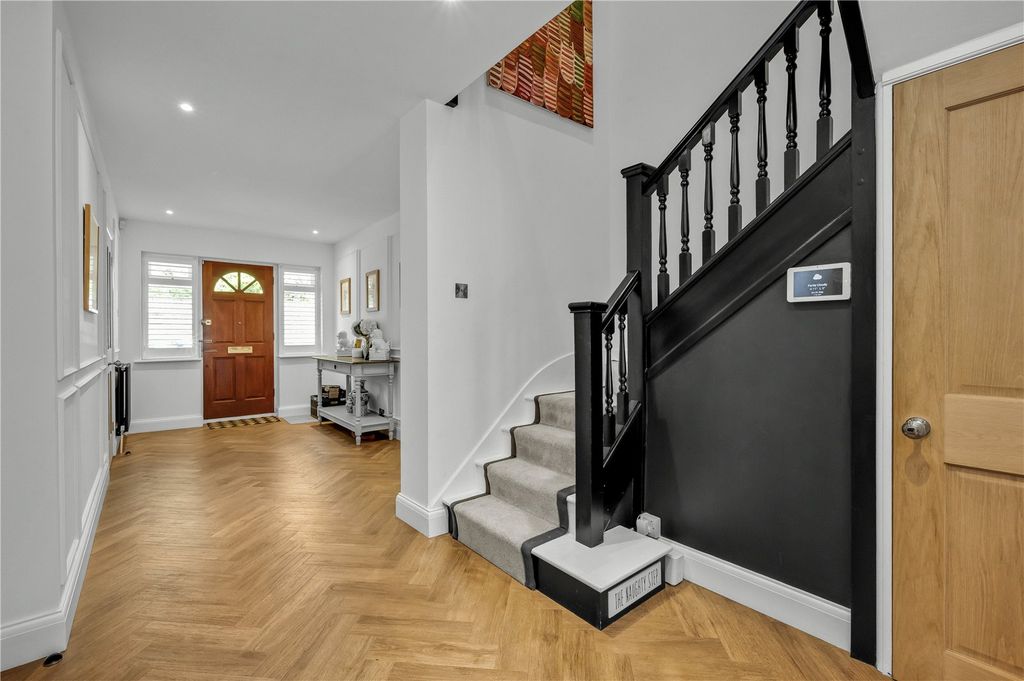 Property photo 2 of 27 Entrance Hall