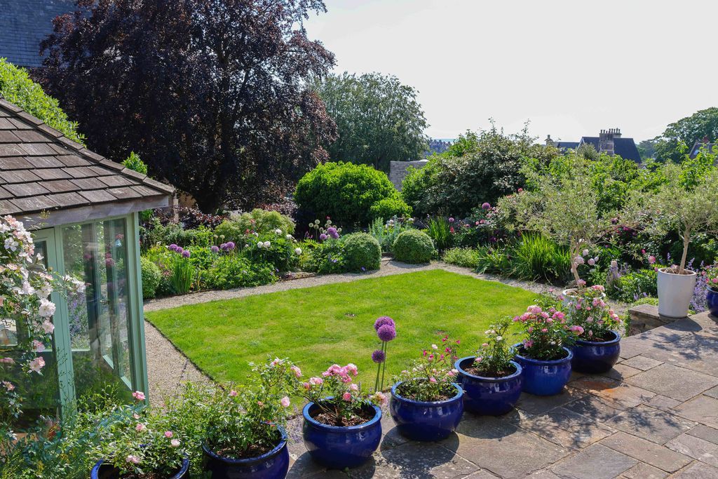 Property photo 2 of 52 Garden