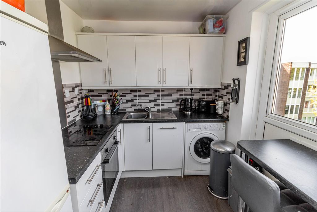 Property photo 3 of 8 Kitchen