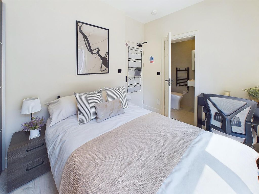 Property photo 3 of 10 Cam03736G0-Pr0017-Still035.Jpg