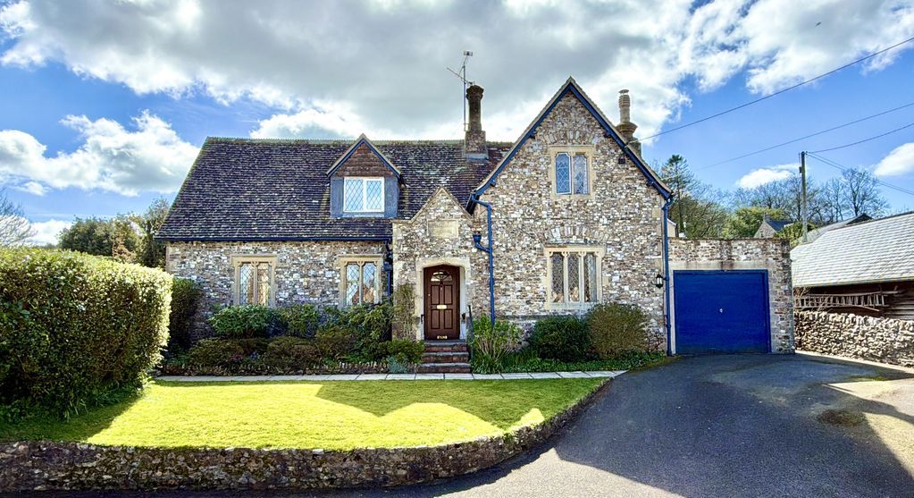 Property photo 2 of 25 Front Aspect