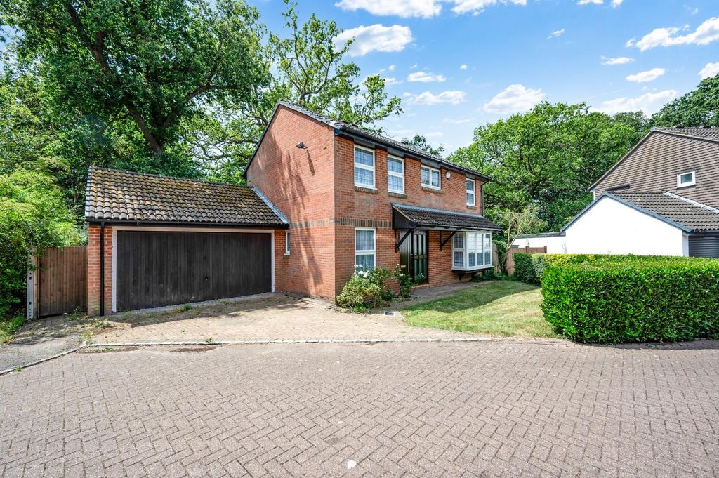 Property photo 1 of 20 Northcliffe Close