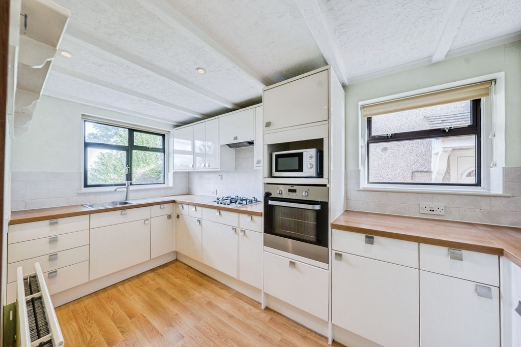 Property photo 2 of 19 Kitchen