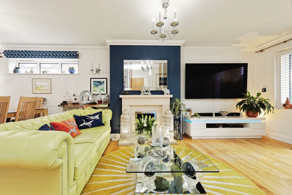 Property photo 2 of 17 Photo