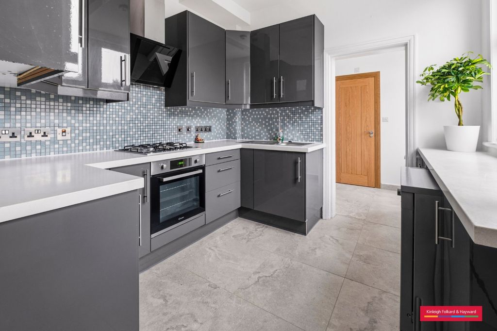 Property photo 3 of 11 Picture No. 18