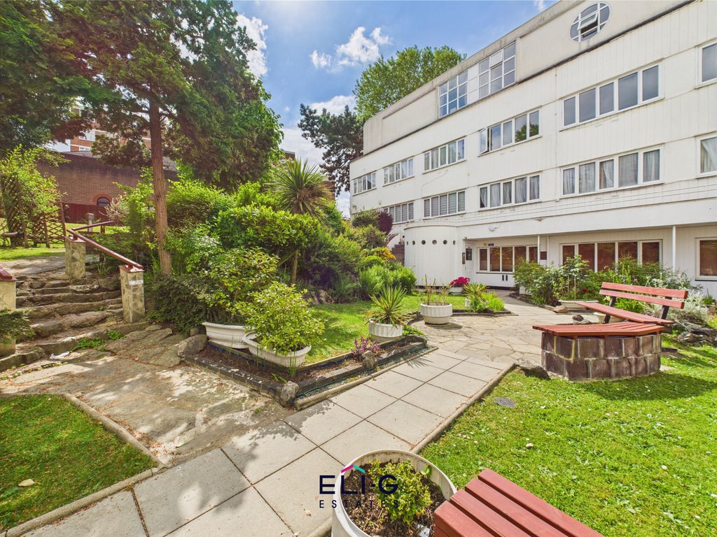 Property photo 1 of 9 2 Bed Flat For Sale Highfield Court, London Nw11