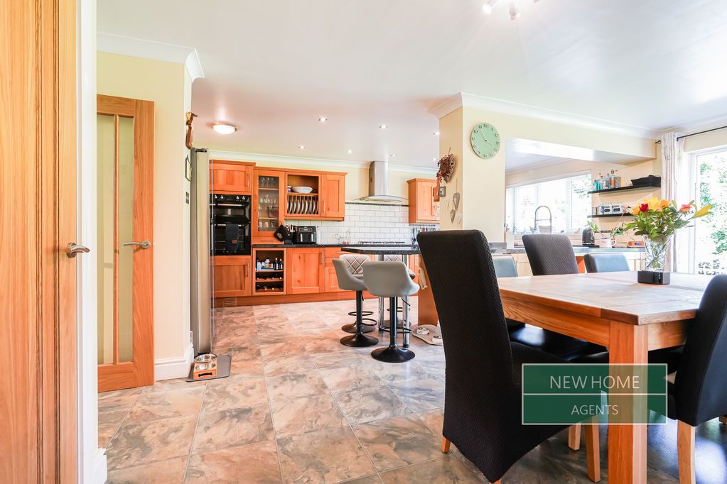5 bed detached house for saleDingle Close, Macclesfield SK10 photo 4
