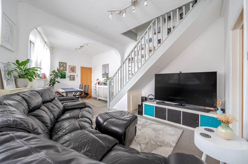 Property photo 3 of 16 1375920-18-690B2A...