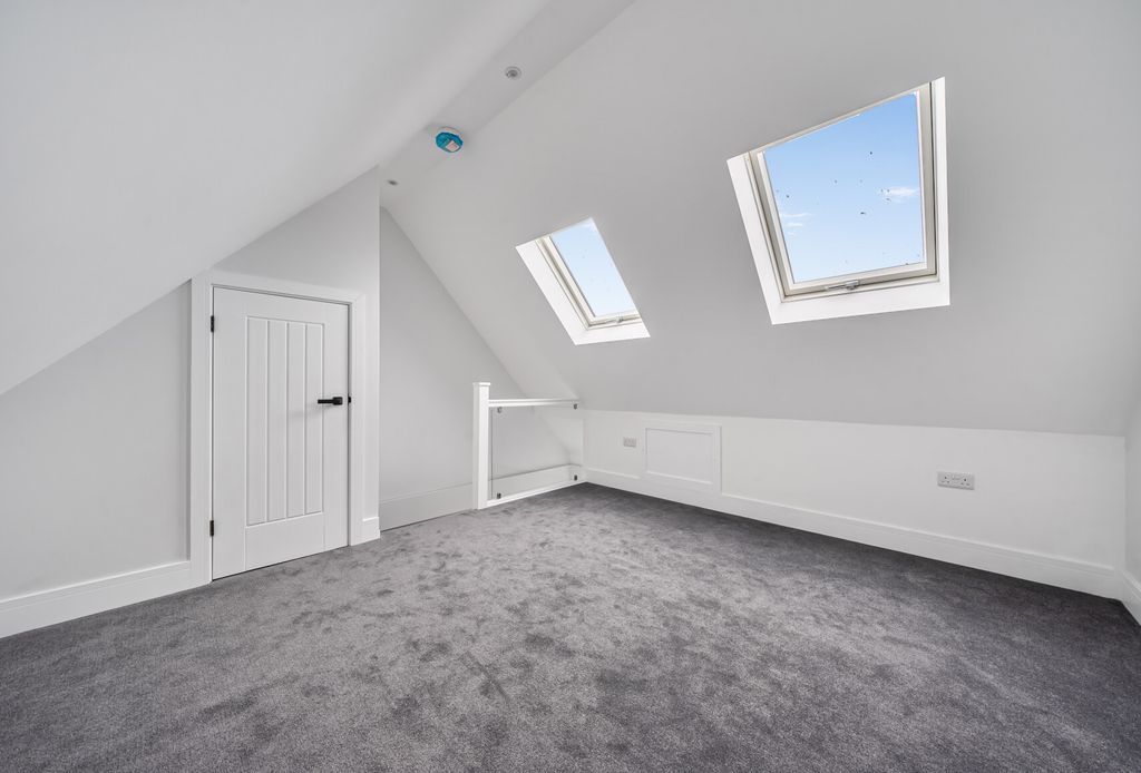 Property photo 3 of 17 1389452-9-6940200...