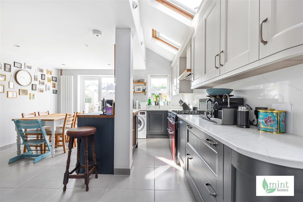 Property photo 3 of 19 Mint_Homes-38_Station_Road-Kt14__17_.Jpg
