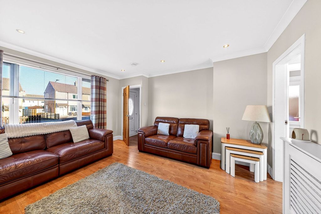 Property photo 3 of 26 Lounge