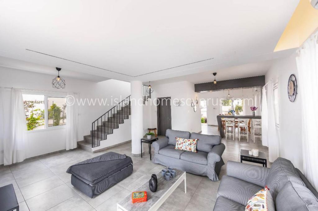 Property photo 2 of 25