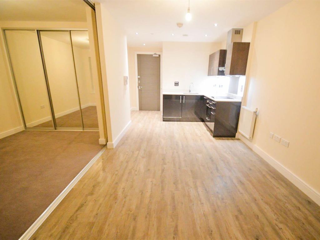 Property photo 3 of 8 Super Studio