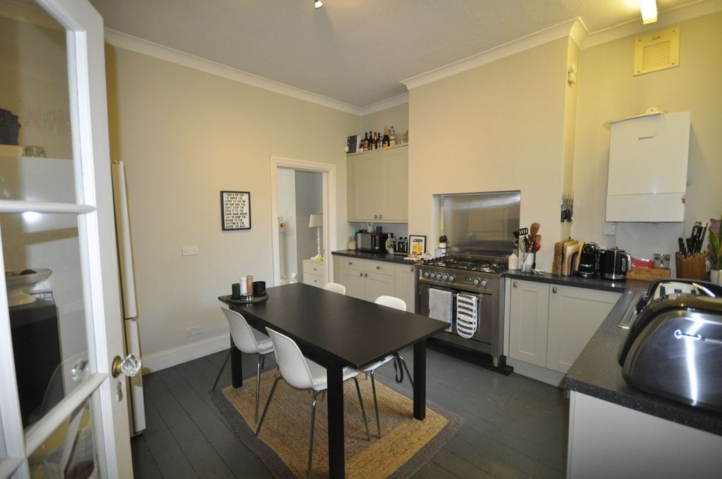 Property photo 1 of 8 Photo 4