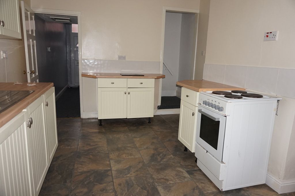 Property photo 3 of 7 Kitchen