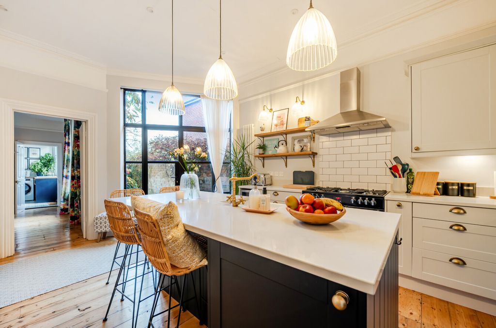 Property photo 3 of 16 1376423-29-691201...