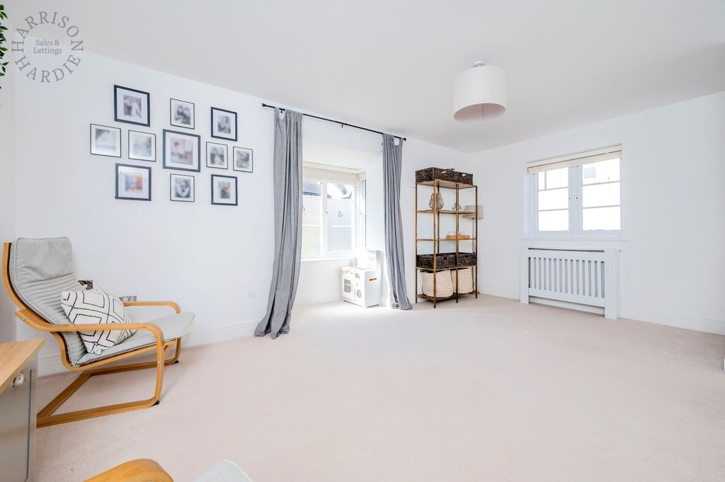 Property photo 3 of 16 Sitting Room