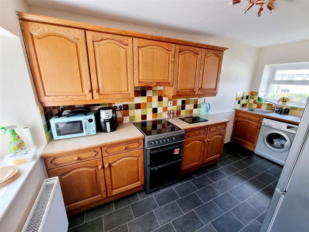 Property photo 3 of 12 Kitchen