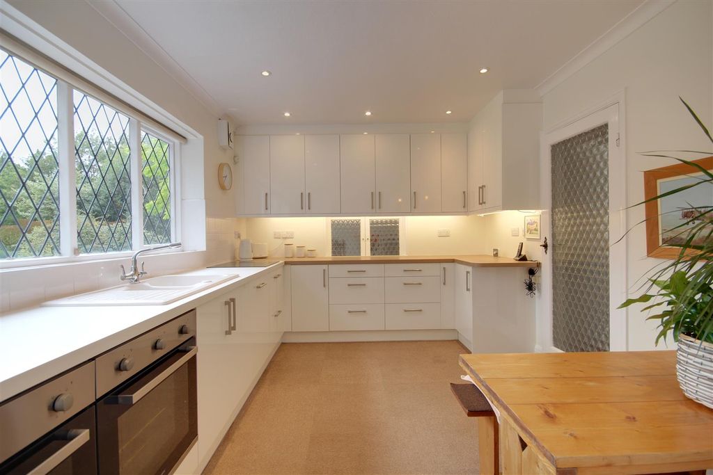 Property photo 3 of 27 Breakfast Kitchen