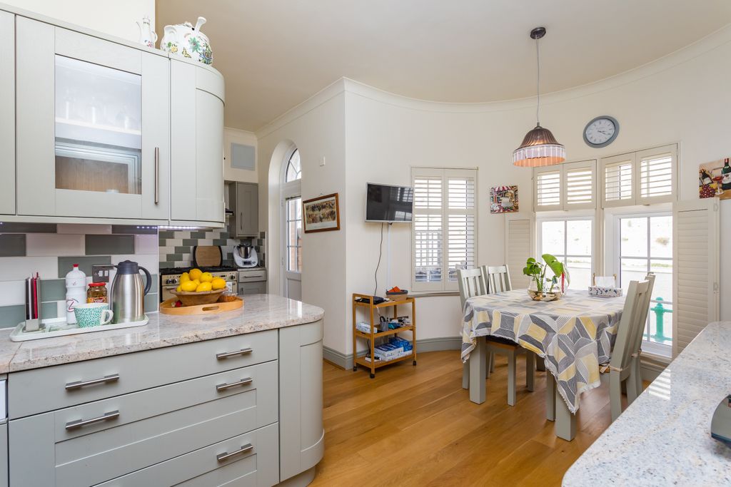 Property photo 2 of 18 Trafalgar Gate 15-15