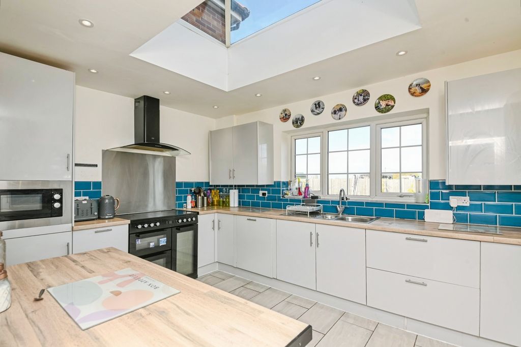 Property photo 3 of 27 Kitchen