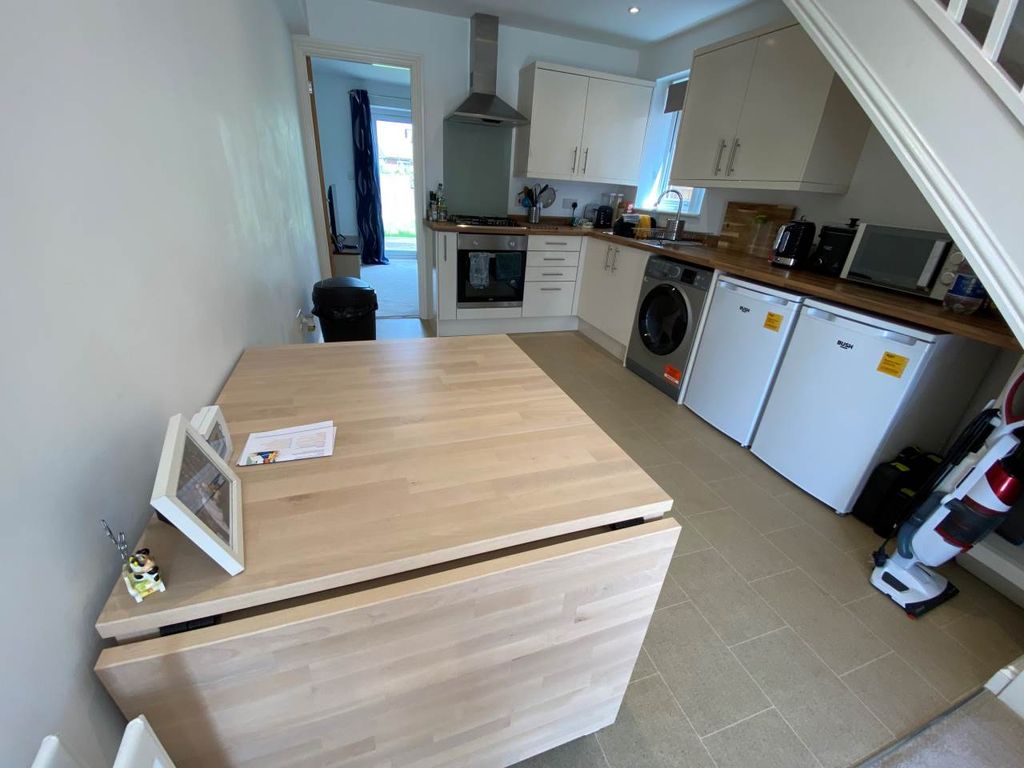 Property photo 3 of 9 Kitchen