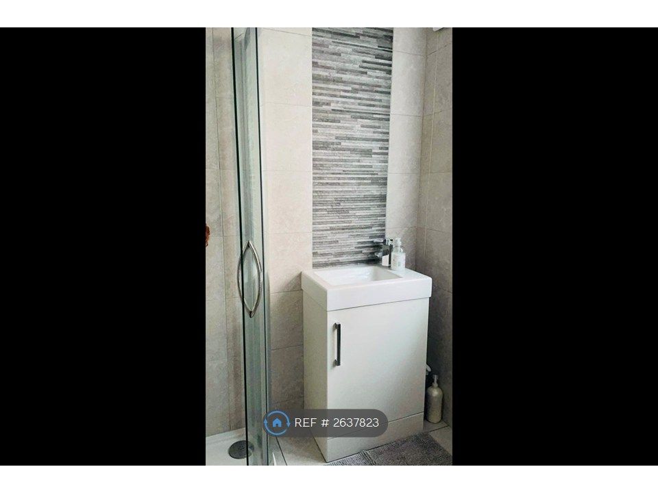 Property photo 2 of 8 Bathroom