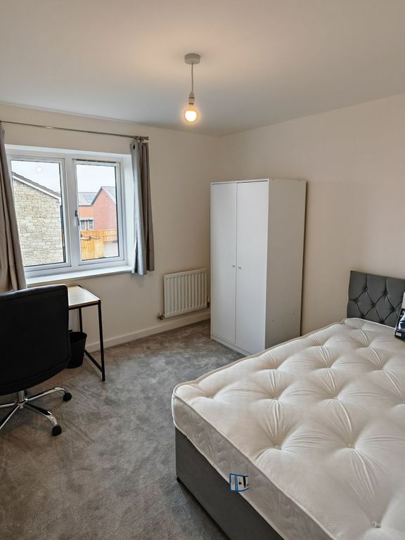 Property photo 1 of 12 A Neat And Well-Maintained Double Bedroom Featurin...