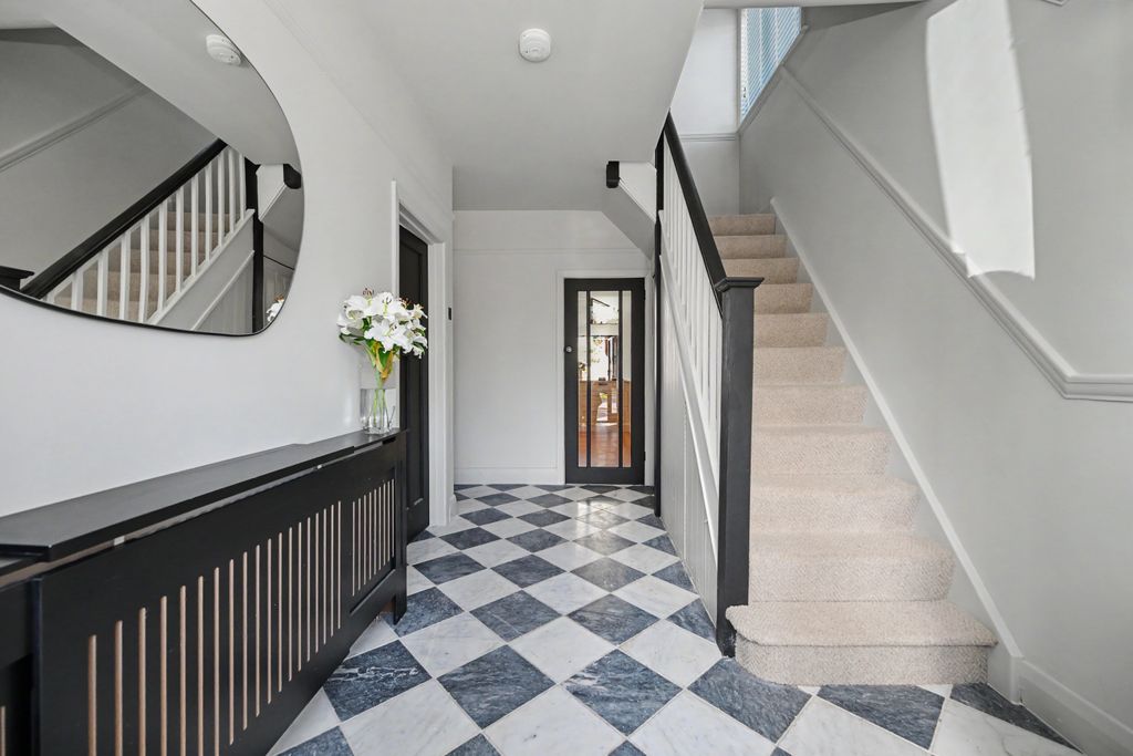 Property photo 2 of 25