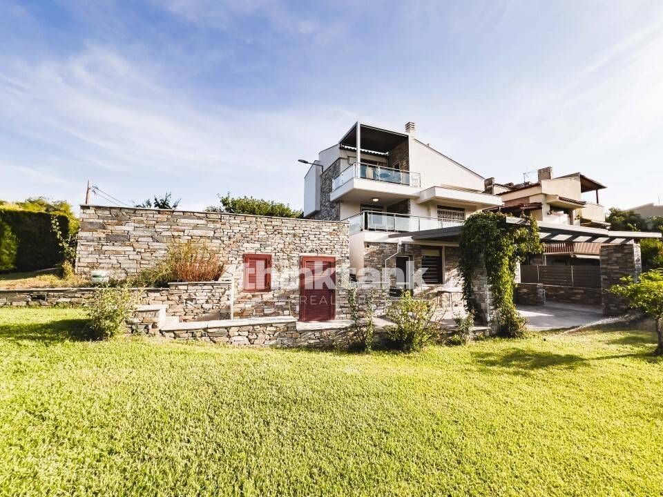 Property photo 2 of 21