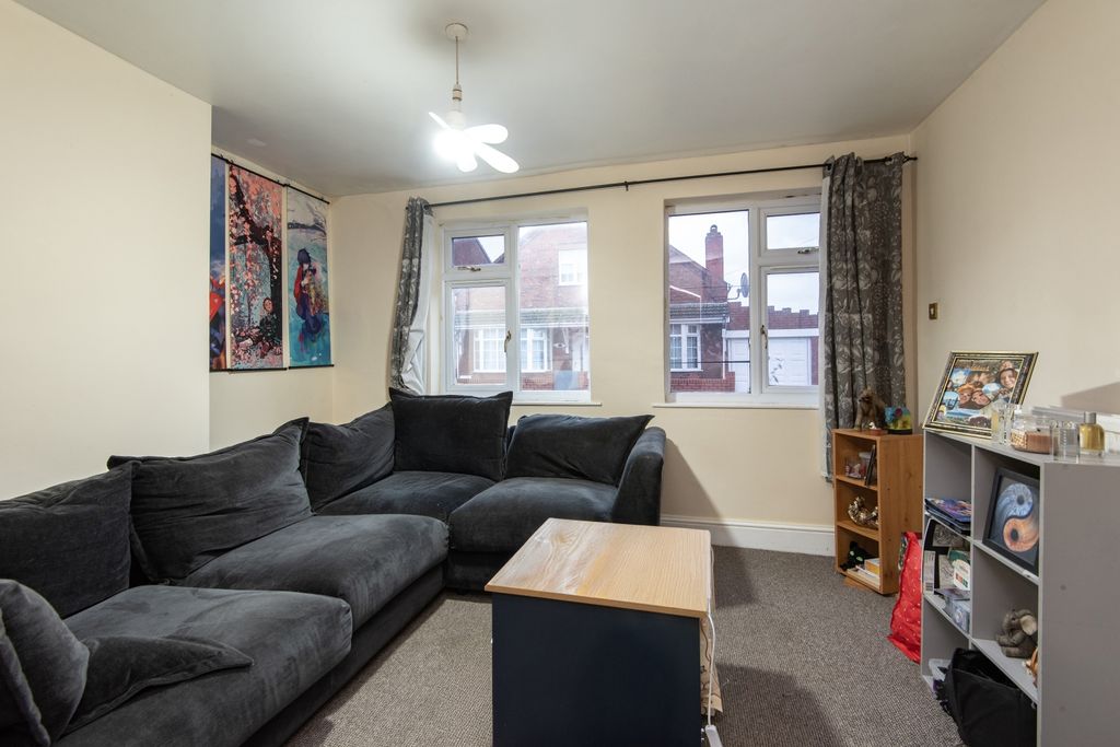 Property photo 2 of 12 Lounge