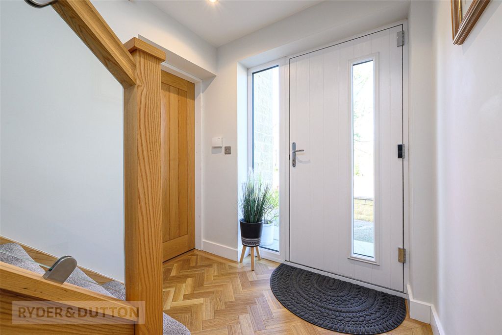 Property photo 3 of 25 Entrance Hallway