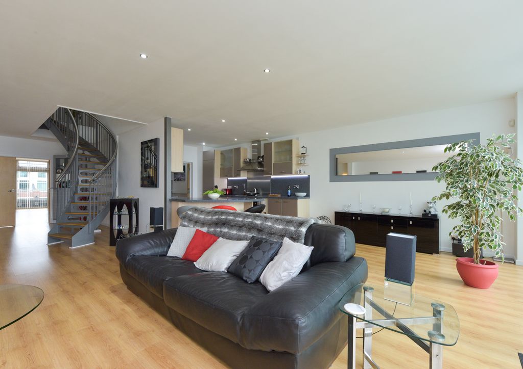 Property photo 2 of 33