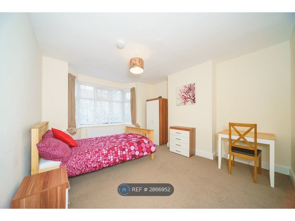 Property photo 1 of 9 Massive Bedroom