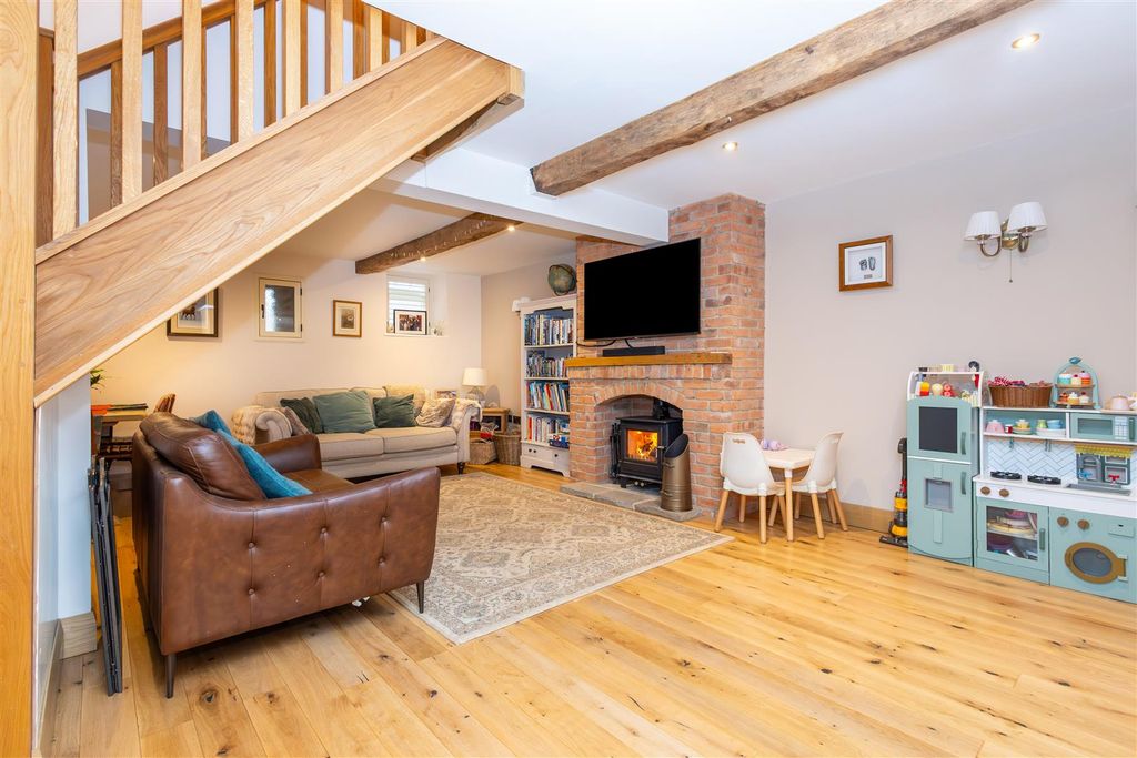 Property photo 3 of 19 Lounge