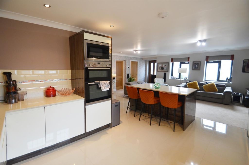 Property photo 3 of 11 Kitchen