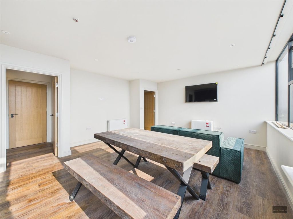 Property photo 3 of 12 Cam02887G0-Pr0411-Still005.Jpg