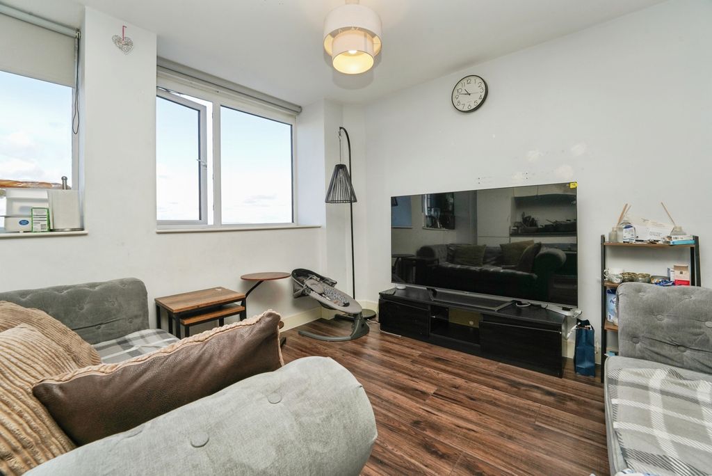 Property photo 2 of 17 Lounge Area