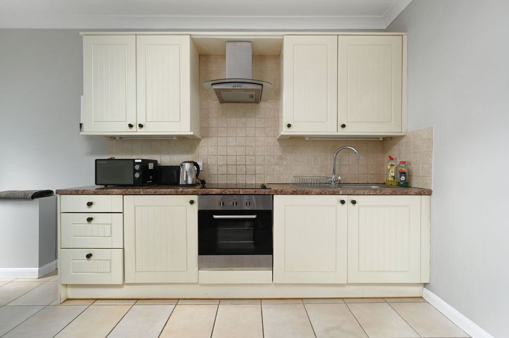 Property photo 2 of 10 Kitchen