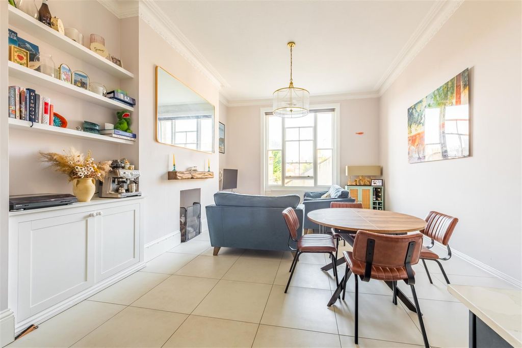 Property photo 2 of 33 Flat 10, Grand Avenue Mansions-8.Jpg