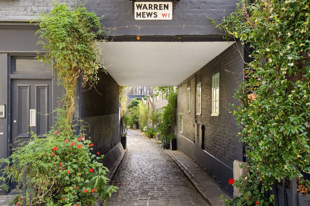 Property photo 2 of 19 Mews Entry