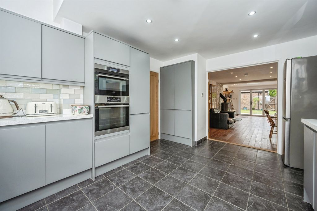 Property photo 2 of 20