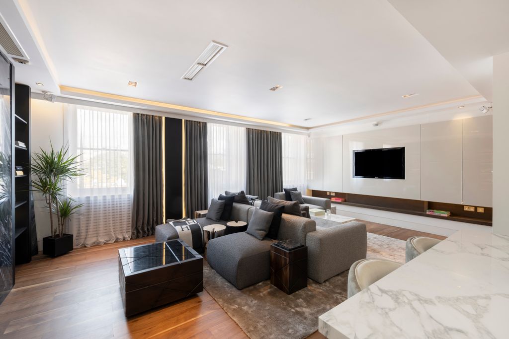 Property photo 3 of 11 Chestertons-Flat D, 8 Ennismore Gardens-3_Hi