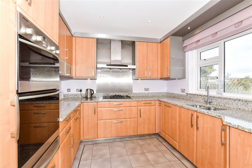 Property photo 3 of 18 Kitchen