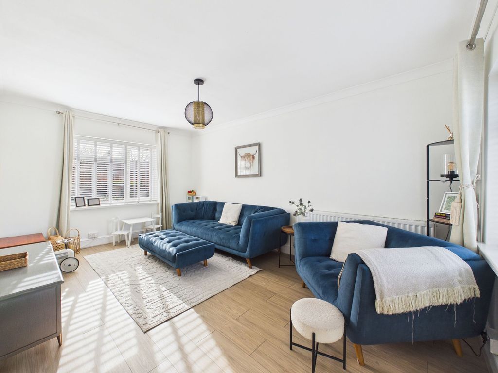 Property photo 2 of 16 Lounge