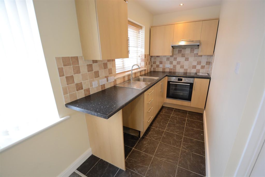 Property photo 3 of 11 Kitchen