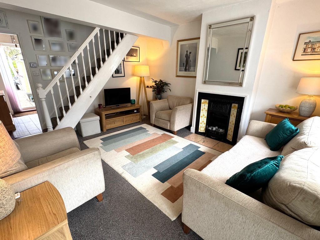 Property photo 3 of 14 Lounge 2