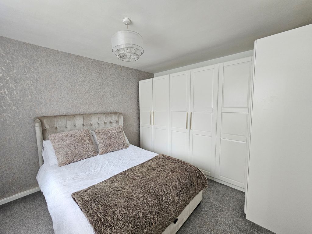 Property photo 1 of 9 Bedroom