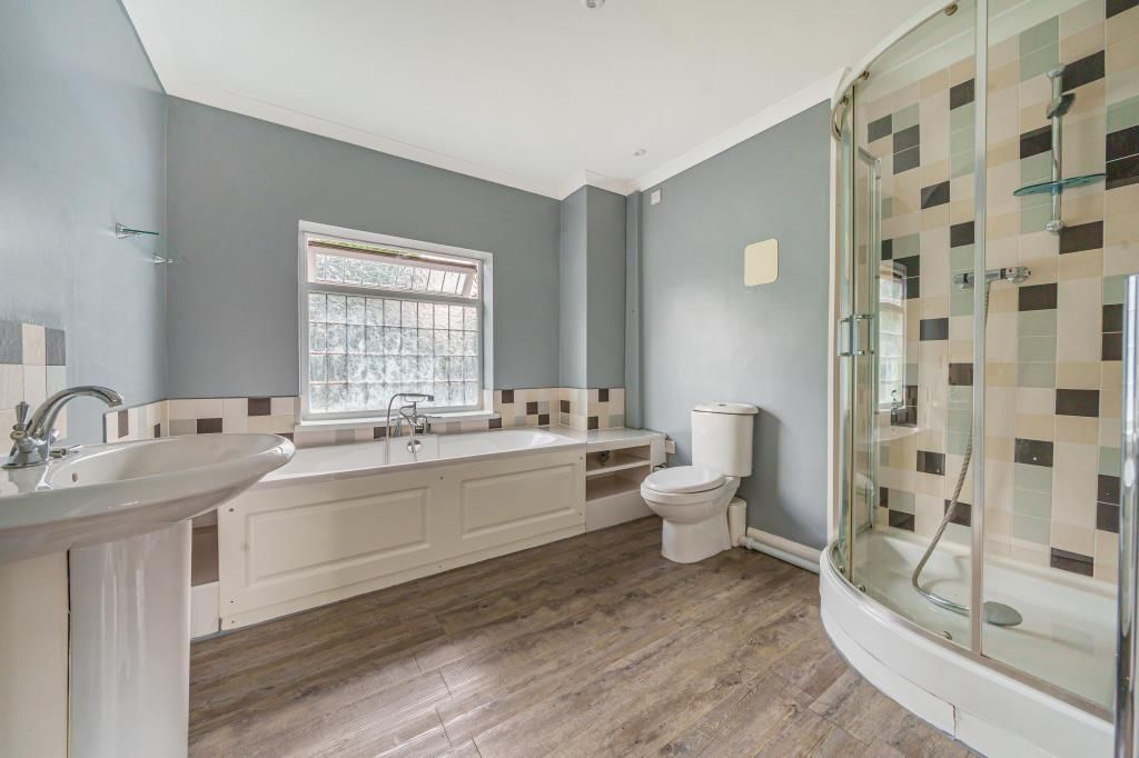 Property photo 2 of 11 Bathroom